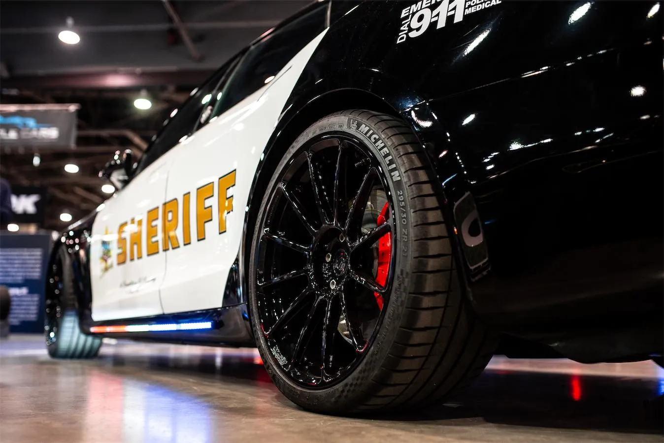 Police Interceptor project: Sheriff livery, black wheel and red brake caliper on the Tesla Model S