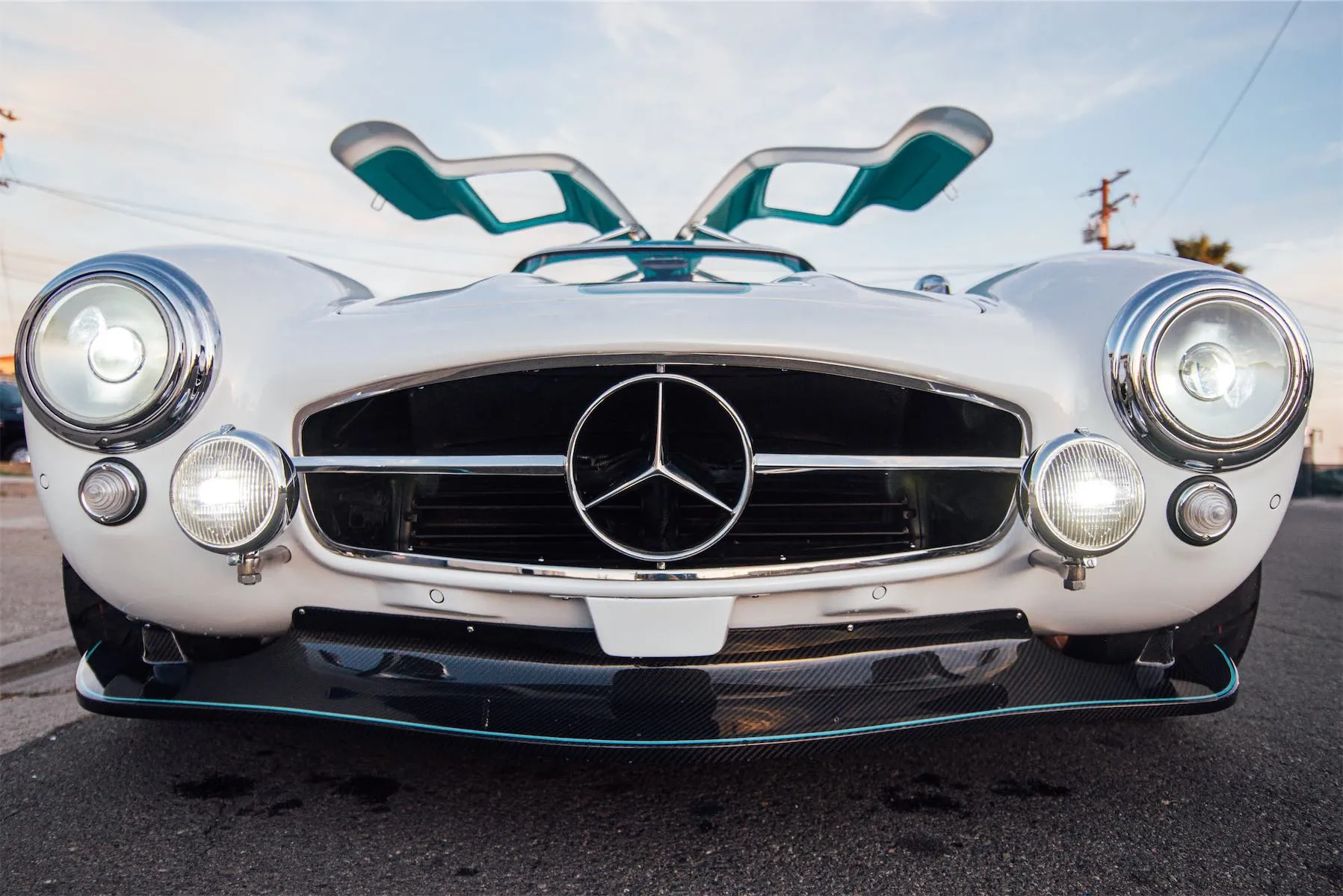 Tesla Gullwing project: front of the white fiberglass body with round headlights and the doors open