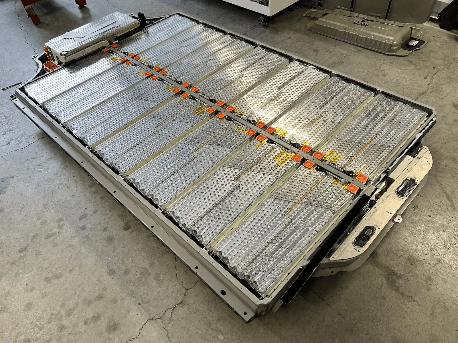 Tesla Model Y high-voltage battery pack removed, exposing modules during diagnostics at TSK